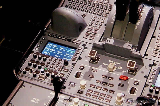 無線機器は3台設置。モニターに表示されている周波数の「121.7」は羽田の地上管制。「121.5」は国際的に定められた救難用周波数。