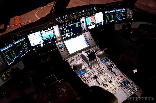 モニターの大きさや機器配置に若干の差異はあるものの、中型機のエアバスA330/340、大型機のA380とほぼ同じ構造となっている。