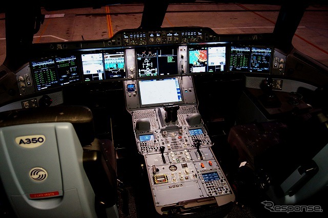 これが最新鋭機、エアバスA350XWBのコックピット。