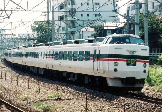 登場時は183系に施された「グレードアップあずさ色」。