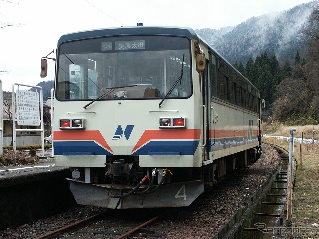 北濃駅で発車を待つナガラ1形（2006年）。