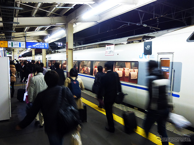 越後湯沢駅に到着した特急「はくたか」