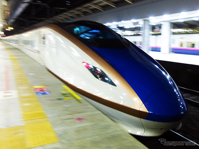 東京駅を離れる北陸新幹線用車両