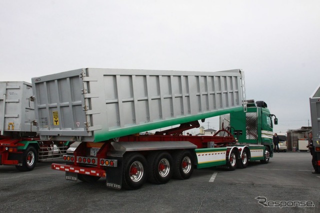 2BB6×4+0222というダンプセミトレーラーもシングルタイヤを採用