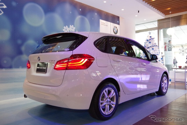 東京・六本木ヒルズカフェ/スペースに期間限定オープンする「The Blue Christmas Cafe by BMW」