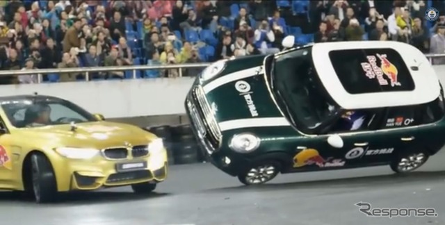 BMWM4クーペとMINIハッチバックによるギネス世界記録挑戦