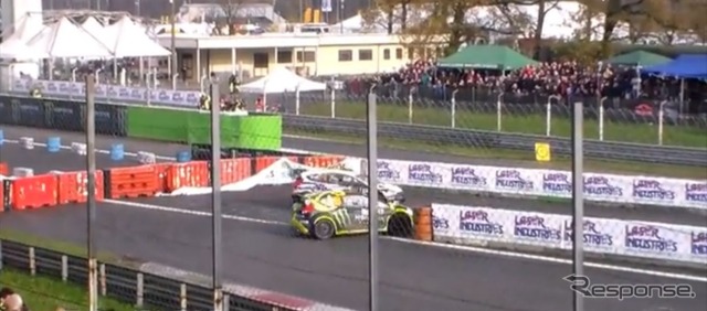 バレンティーノ・ロッシ選手の乗るフォードフィエスタ(手前)