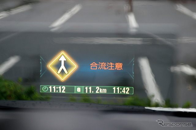 フロントインフォディスプレイでは、合流の注意喚起もおこなう