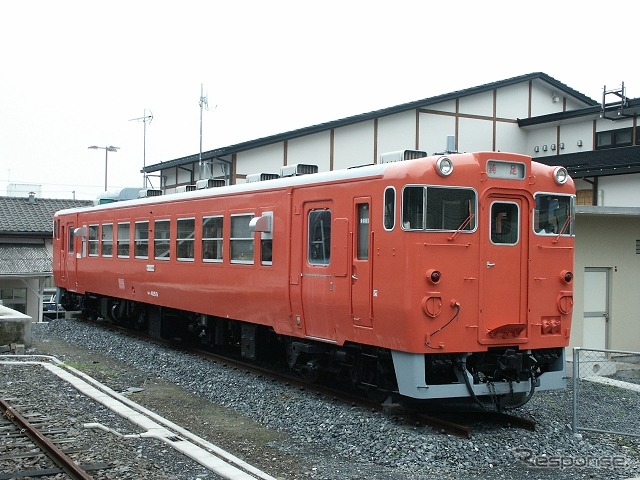 震災前の女川駅構内に保存されていたキハ40形気動車（キハ40 519）。車内を畳敷きにした休憩室として利用されていた。