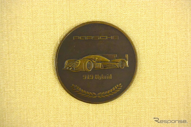 4…ポルシェ メダル付きニューモデルカレンダー(1名様)
