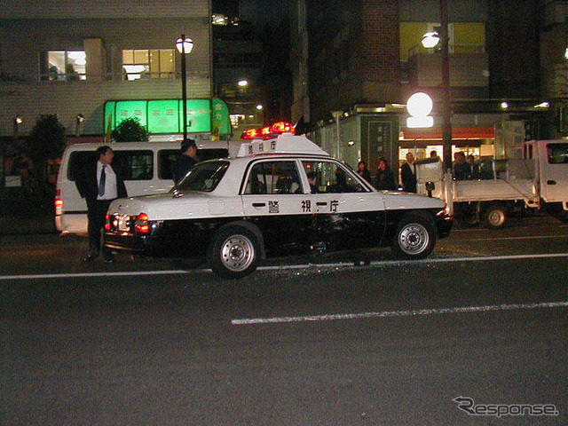 Uターンのパトカーと、直進のタクシーが衝突