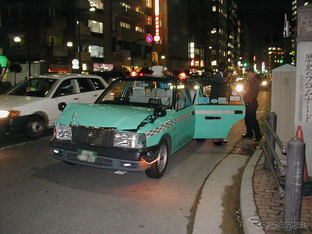 Uターンのパトカーと、直進のタクシーが衝突