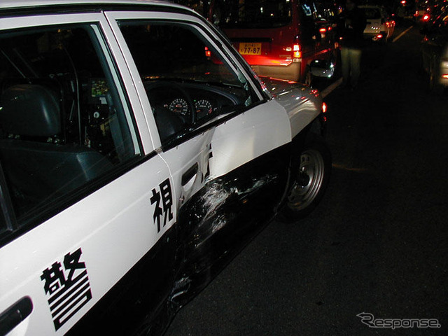 Uターンのパトカーと、直進のタクシーが衝突