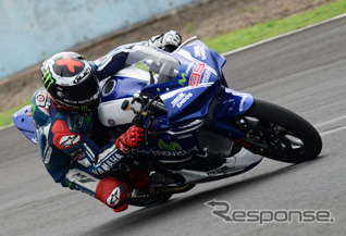 ロレンソ選手がYZF-R25での走行を披露