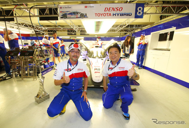 最終戦のレース後の記念撮影。チーム代表の木下美明(右)、マシン開発を統べる村田久武の両氏。