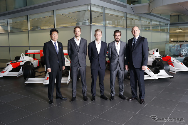 左からホンダの新井氏、バトン、マグヌッセン、アロンソの各選手に、マクラーレンのデニス氏。