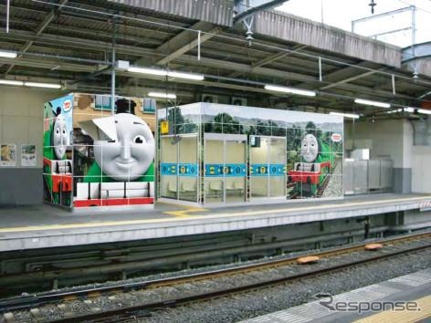 京阪電鉄は交野線と大津線で「トーマス」ラッピング車の運転開始にあわせたスタンプラリーを実施する。写真は「トーマス」キャラクターの装飾が行われる交野線の駅のイメージ。