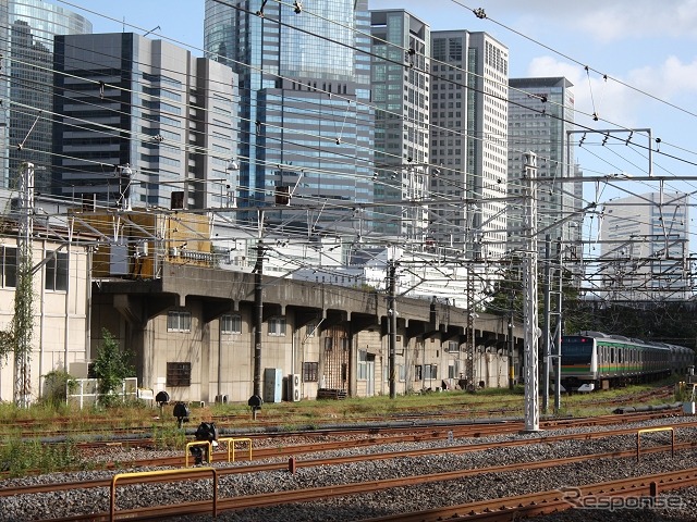 2013年9月の高架橋。この頃は桁下の空間を仕切る壁が残っていた。