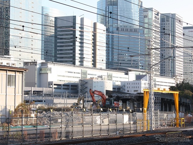 12月14日時点の高架橋。田町方が3分の1ほど撤去されている。