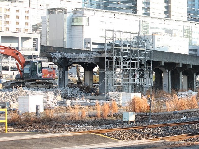 JR線の田町～品川間では車両基地の集約に伴い創出された敷地を活用する再開発計画が進行中。幻の「京浜急行線」唯一の遺構だった高架橋の撤去工事が始まった。