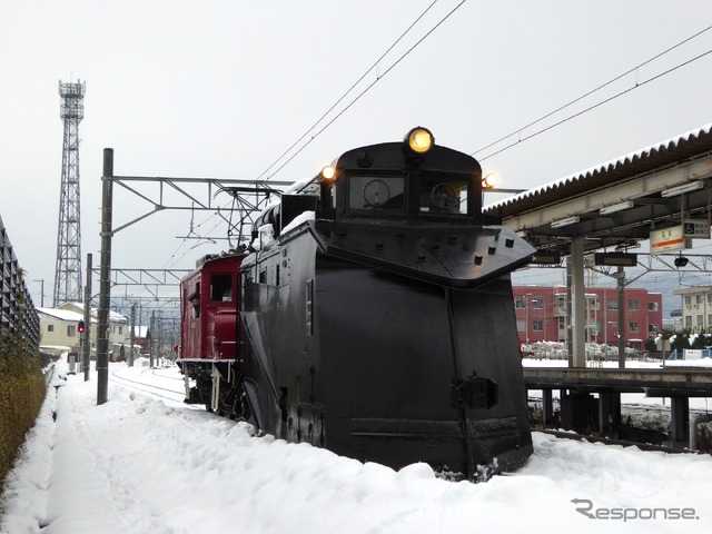 弘南鉄道は弘南線、大鰐線の両線でラッセル車の試運転を実施。写真は弘南線弘前駅構内に停車中のキ104