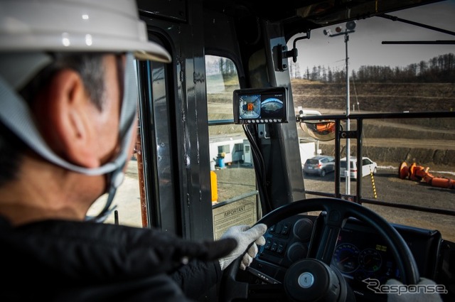 ダンプトラック運転席