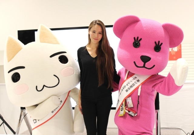 道端ジェシカと、ゲームソフト「どこでもいっしょ」のトロ、PostPetのモモ