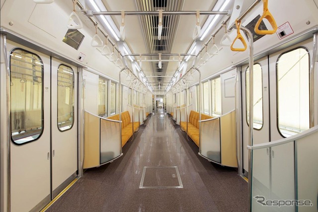 9000形の車内。荷物棚がない点は従来車と同じ。乗降口と座席のパーテーションが一部半透明になっている。