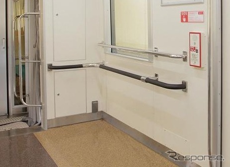 二段手すりが付いた9000形の車椅子スペース。