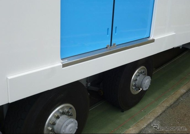 9000形乗降口外側の「くつずり」。車両とホームの間の隙間を小さくするため拡大された。