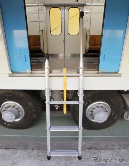 9000形の中間車に設けられた非常梯子の組立状態。