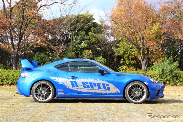 データシステム製「スバル BRZ 専用フロントバンパースポイラー」と「テールエンドスポイラー」を装着した、スバル BRZ