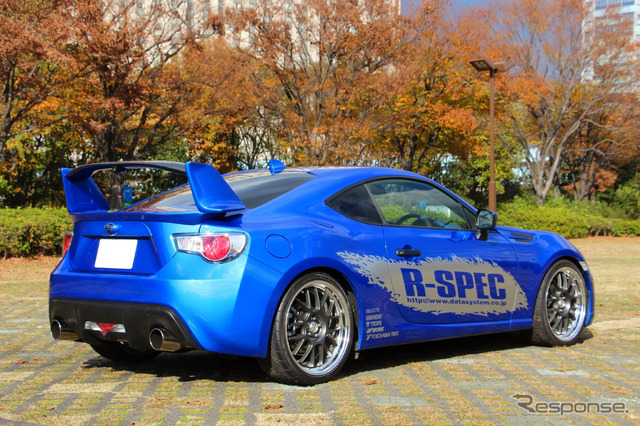 データシステム製「スバル BRZ 専用フロントバンパースポイラー」と「テールエンドスポイラー」を装着した、スバル BRZ