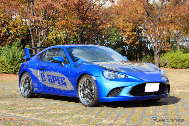 データシステム製「スバル BRZ 専用フロントバンパースポイラー」と「テールエンドスポイラー」を装着した、スバル BRZ