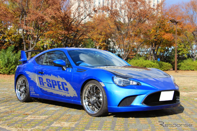 データシステム製「スバル BRZ 専用フロントバンパースポイラー」と「テールエンドスポイラー」を装着した、スバル BRZ