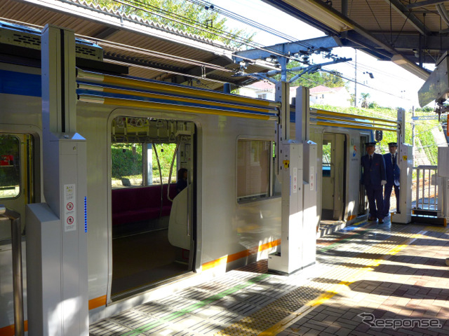 拝島駅に設置される昇降式ホームドアは弥生台駅と同様、3本のバーが昇降するタイプのものが採用される。写真はバーが上昇した状態。