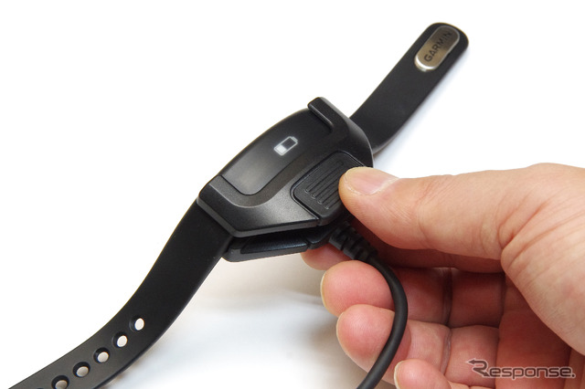 このような付属のクリップに挟んで充電する。週に1回ほどの頻度で必要だ
