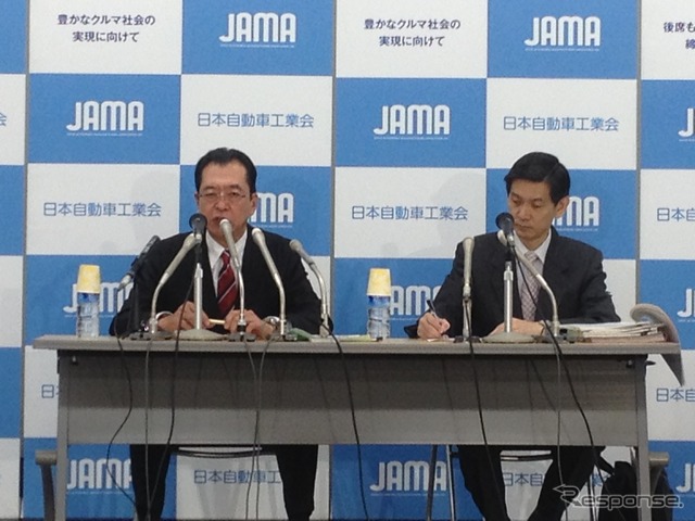 日本自動車工業会の池史彦会長(左)