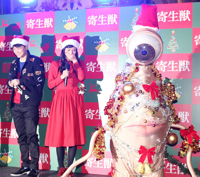 シュールな点灯式に爆笑する染谷将太&橋本愛/『寄生獣』クリスマス直前イベント