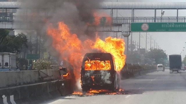 バンコク郊外で乗り合いバン炎上 けが人なし