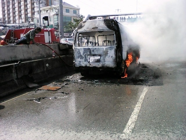バンコク郊外で乗り合いバン炎上 けが人なし