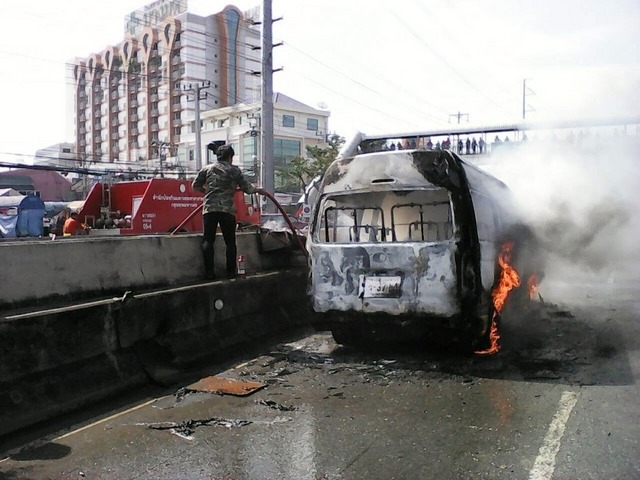 バンコク郊外で乗り合いバン炎上 けが人なし