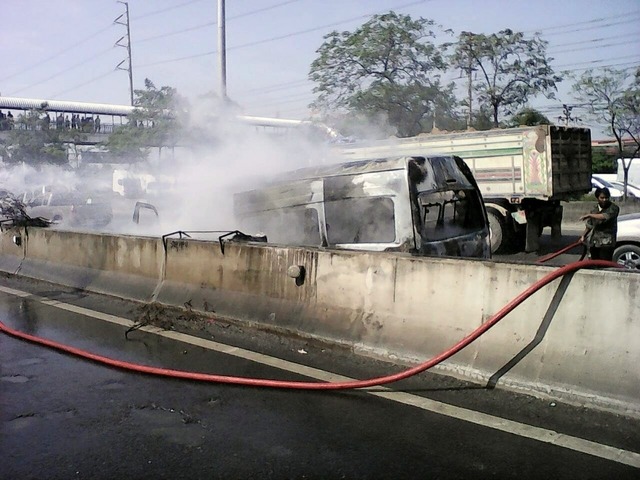 バンコク郊外で乗り合いバン炎上 けが人なし
