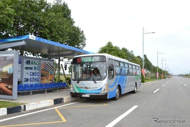 ベカメックス東急バスが運行する「KAZE SHUTTLE」。ビンズン省の旧省都市街地と新都市を結ぶ。
