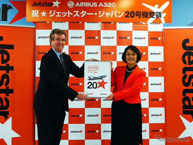 「A320型20号機到着式典」に登壇したジェットスター・ジャパン鈴木みゆき社長(右)とエアバス日本担当セールス シニア・バイス・プレジデントのジャン=ピエール・スタイナック氏(12月19日、成田空港)