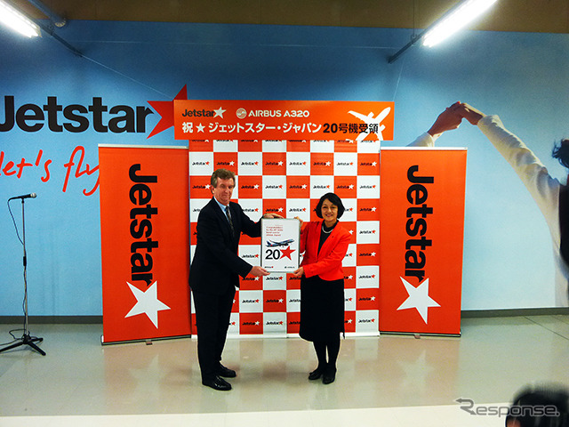 「A320型20号機到着式典」に登壇したジェットスター・ジャパン鈴木みゆき社長(右)とエアバス日本担当セールス シニア・バイス・プレジデントのジャン=ピエール・スタイナック氏(12月19日、成田空港)