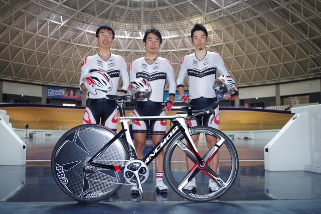 ブリヂストンアンカー公開実験、「RS9」と実験に参加した西薗良太、井上和郎、椿大志(左から)