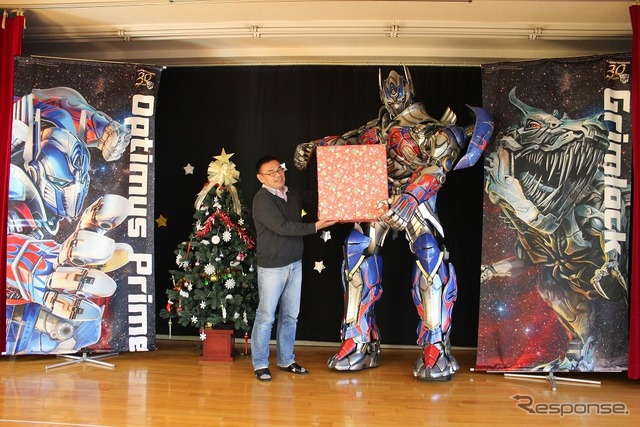 園児興奮、オプティマス・プライムが千葉の幼稚園にサプライズ訪問(C) 2014 PARAMOUNT PICTURES. ALL RIGHTS RESERVED. HASBRO, TRANSFORMERS and all related characters are trademarks of Hasbro. (C) 2014 Hasbro. All Rights Reserved.