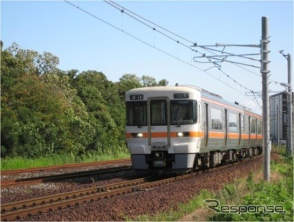 電化工事により架線が敷設された武豊線を走る気動車。ダイヤ改正に先駆け、2015年3月1日から電車による運転に切り替わる。
