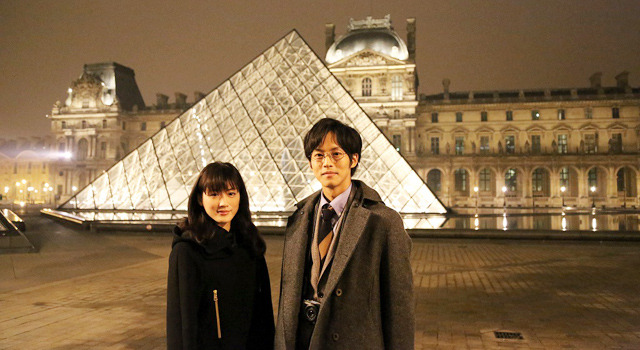 綾瀬はるか&松坂桃李/『万能鑑定士Q -モナ・リザの瞳-』 in パリ(ルーヴル美術館)/ (C) 2014映画「万能鑑定士Q」製作委員会